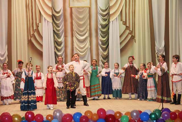 Выступление младшей группы ансамбля "Голоса России"